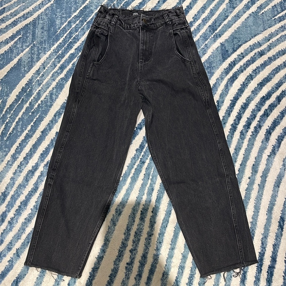 High-waisted jeans